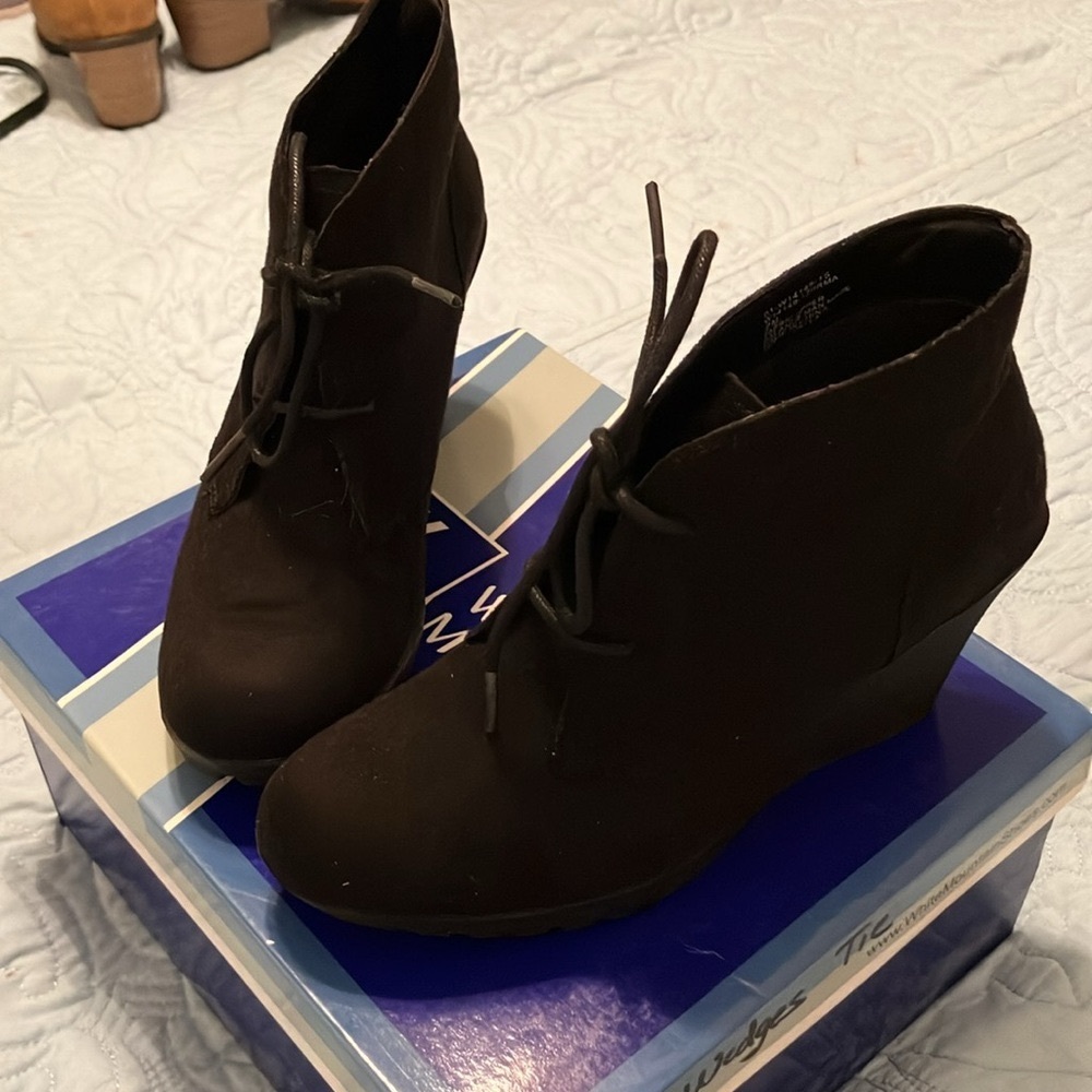 White Mountain Black Suede Irma Wedges. Size 7M. Business Casual.
